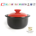 Красный и черный керамический тушить небольшой горшок супа с крышкой